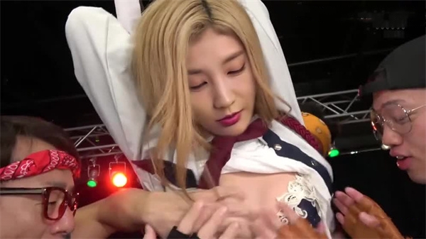 李一桐激饰电影院性感女保安！难忘与游客的销魂激情夜